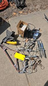 lot 55 image: Pest Control Lot Tomcat Mole Trap, MaxCatch Mouse Glue Boards, Pest Control Set