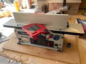 lot 65 image: Delta Shopmaster JT160 6 Variable Speed Bench Jointer