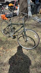 lot 100 image: Trek 700 Hybrid Bicycle, Green