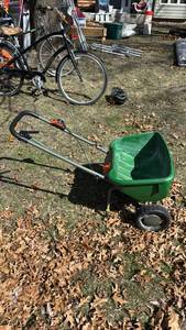lot 103 image: Scotts Turf Builder EdgeGuard DLX Fertilizer Spreader, 15,000 sq. ft. Capacity