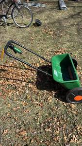 lot 104 image: Scotts Turf Builder Classic Drop Broadcast Spreader,