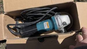 lot 135 image: Makita 9557PB Angle Grinder, 4-12-Inch, 7.5A, 120V, 11,000 RPM