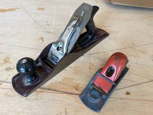 lot 162 image: Stanley Hand Planes No. 4 and No. 220, Made in England, Adjustable Blade