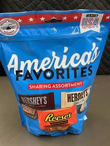 lot 42 image: IA 4 - Hersheys Americas Favorites Sharing Assortment - 500g