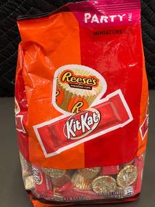 lot 254 image: IA 3 - Party Pack of Reeses Cups and Kit Kat Miniatures - 33.36 oz