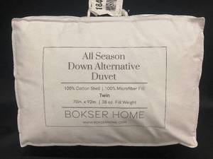 lot 9 image: All Season Down Alternative Duvet - TwinXL Twin 70x92