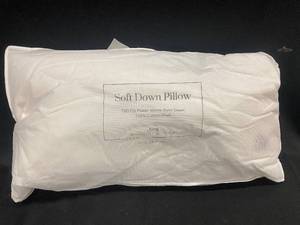 lot 17 image: King Size Soft Down Pillow with 700 Fill Power