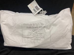 lot 120 image: King Size Soft Down Pillow with 700 Fill Power