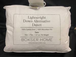 lot 124 image: BOKSER HOME Lightweight Down Alternative Twin Duvet