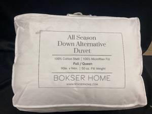 lot 136 image: FullQueen All Season Down Alternative Duvet
