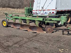 lot 5 image: John Deere F1350-F1450 Moldboard Plow