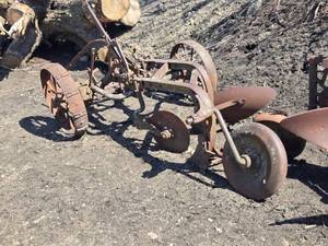 lot 7 image: Vintage John Deere Plow