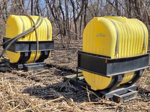 lot 20 image: Pair 275 Gallon Demco Liquid Saddle Tanks with Mounts for a John Deere 8400T