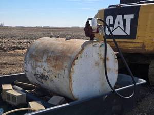 lot 32 image: Large Fuel Storage Tank with Fill-Rite 20 GPM Pump - 500 Gallon tank was recently in use