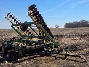 lot 3B image: John Deere Model 220 Disk - 9 Arm, 20 Disc  - Off Site NW of Fairfax, Removal Will Need to be Arranged