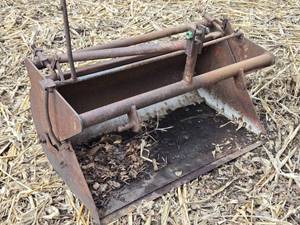 lot 28 image: 3 Point Drag Bucket Attachment 43 12 Wide