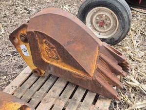 lot 29 image: Hensley Excavator Trench Bucket Attachment with Teeth 15 12 Wide