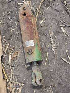 lot 63 image: Vintage 4x8 Hydraulic Cylinder AA20993 - Barrel is 12