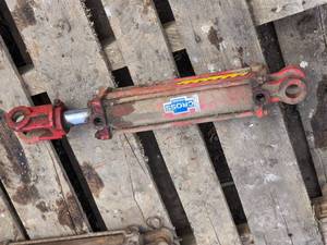 lot 65 image: Cross Hydraulics Cylinder Bore Size 2.5 Stroke 8