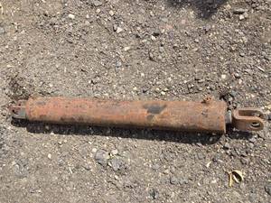 lot 100 image: Used Rusty Hydraulic Cylinder with 28 Barrel