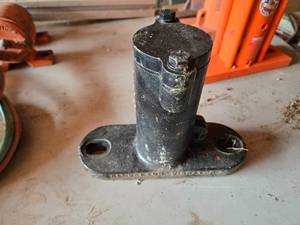 lot 140 image: Cleveland Vibrator Industrial Pneumatic Vibrator TPL 10