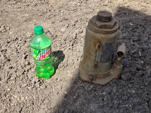 lot 186 image: Larin 20 Ton Hydraulic Bottle Jack Model BJ-20 - May Need Oil, No Handle