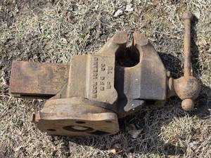 lot 197 image: Antique Rock Island MFG Bench Vise No. 73