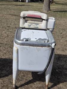 lot 201 image: Vintage Electric Wringer Washing Machine