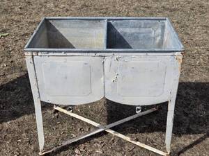 lot 202 image: Vintage Wash Tub and Wringer Set with Rust Patina