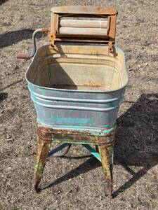 lot 203 image: Vintage Washtub and Ringer