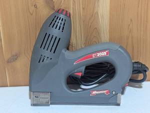 lot 40 image: Arrow Fastener Tackers Arrow Elect Staple Gun