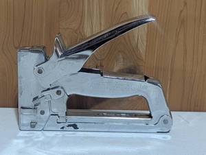 lot 42 image: swingline power gun 1000 stapler