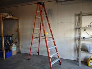 lot 17 image: Werner 10 300 lb. Fiberglass Step ...