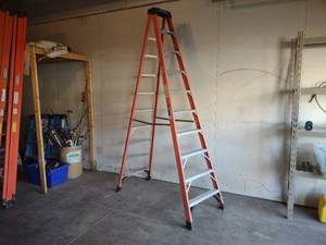 lot 18 image: Werner 10 300 lb. Fiberglass Step ...