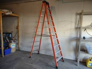 lot 19 image: Werner 10 300 lb. Fiberglass Step ...