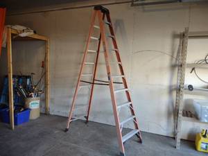 lot 20 image: Werner 10 300 lb. Fiberglass Step ...