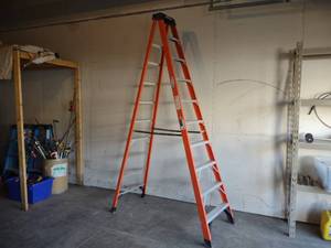 lot 22 image: Werner 10 300 lb. Fiberglass Step ...