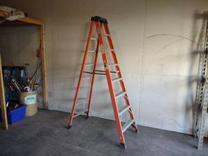 lot 25 image: Werner 8 300 lb. Fiberglass Step L...