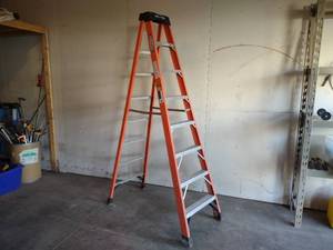 lot 26 image: Werner 8 300 lb. Fiberglass Step L...