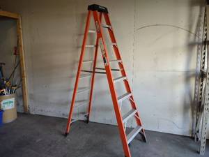 lot 27 image: Werner 8 300 lb. Fiberglass Step L...
