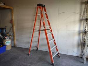 lot 30 image: Werner 8 300 lb. Fiberglass Step L...