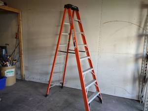 lot 31 image: Werner 8 300 lb. Fiberglass Step L...