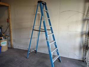 lot 32 image: Werner 8 250 lb. Fiberglass Step L...