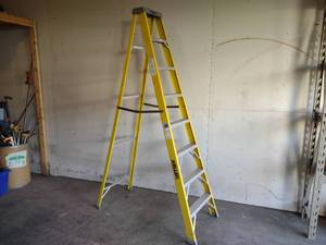 lot 34 image: Keller 8 250 lb. Fiberglass Step L...