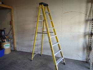 lot 35 image: Green Bull 8 Fiberglass Step Ladde...