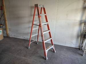 lot 40 image: Louisville 6 300 lb. Fiberglass St...