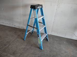 lot 47 image: Werner 4 250 lb. Fiberglass Step L...