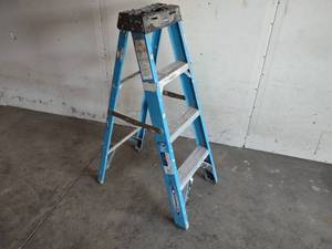 lot 48 image: Werner 4 250 lb. Fiberglass Step L...