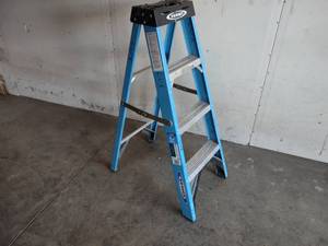 lot 49 image: Werner 4 250 lb. Fiberglass Step L...