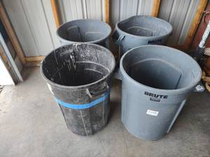 lot 213 image: (4) Rubbermaid Trash Cans, 32 Gallo...
